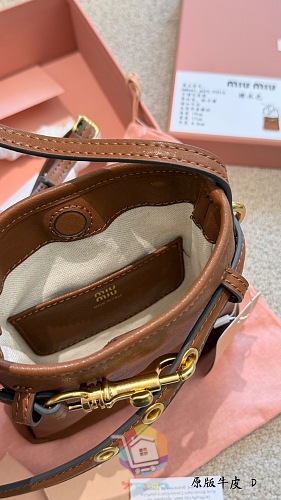 Miu Miu Tasche aus weichem Leder mit Riemen und Verschluss 4