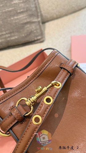 Miu Miu Tasche aus weichem Leder mit Riemen und Verschluss 5