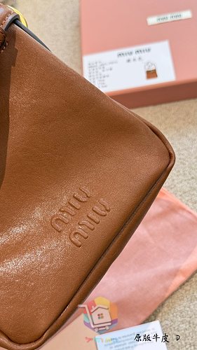 Miu Miu Tasche aus weichem Leder mit Riemen und Verschluss 6