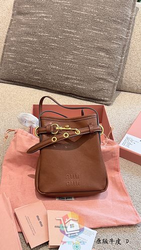 Miu Miu Tasche aus weichem Leder mit Riemen und Verschluss 7