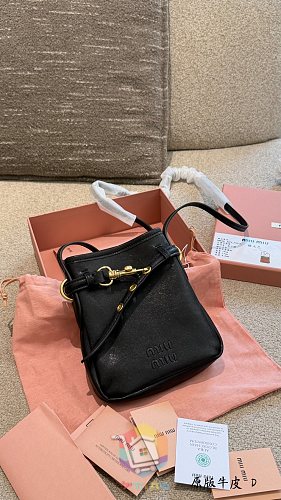 Miu Miu Tasche aus weichem Leder mit Riemen und Verschluss 11