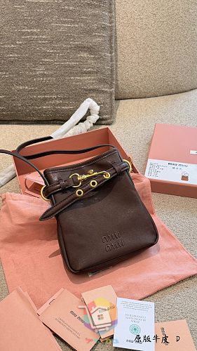Miu Miu Tasche aus weichem Leder mit Riemen und Verschluss 12