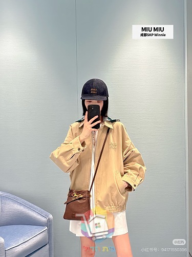 Miu Miu Tasche aus weichem Leder mit Riemen und Verschluss 13