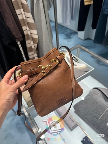 Miu Miu Tasche aus weichem Leder mit Riemen und Verschluss 14