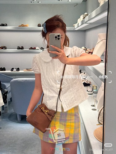 Miu Miu Tasche aus weichem Leder mit Riemen und Verschluss 16