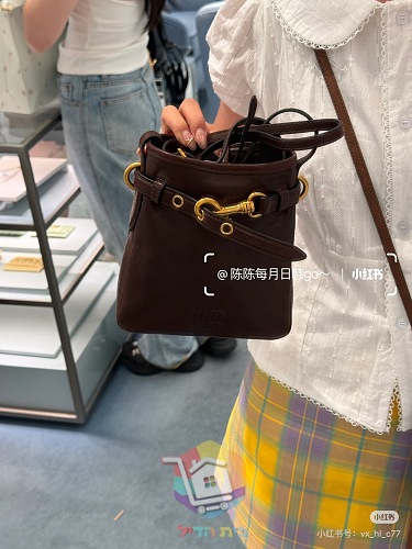 Miu Miu Tasche aus weichem Leder mit Riemen und Verschluss 18