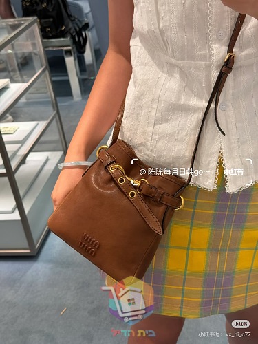 Miu Miu Tasche aus weichem Leder mit Riemen und Verschluss 19
