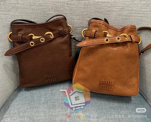 Miu Miu Tasche aus weichem Leder mit Riemen und Verschluss 20