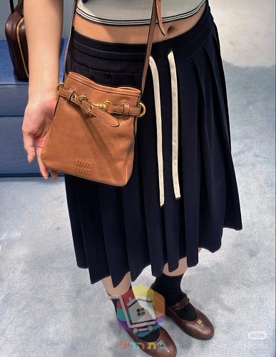 Miu Miu Tasche aus weichem Leder mit Riemen und Verschluss 21