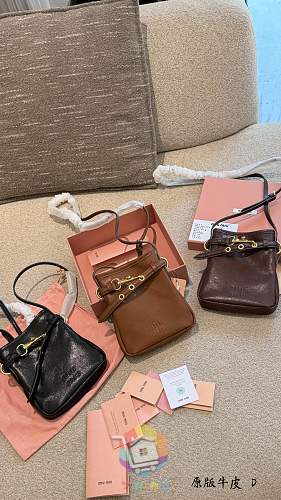 Miu Miu Tasche aus weichem Leder mit Riemen und Verschluss 22