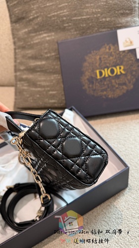 Gesteppte Dior Tasche mit Henkel und zwei Riemen 2
