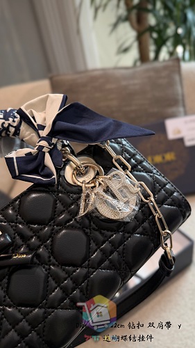 Gesteppte Dior Tasche mit Henkel und zwei Riemen 3
