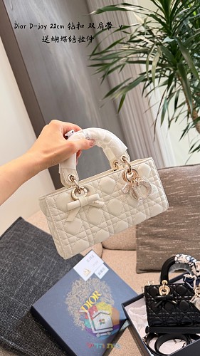 Gesteppte Dior Tasche mit Henkel und zwei Riemen 5