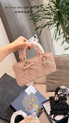 Gesteppte Dior Tasche mit Henkel und zwei Riemen 8