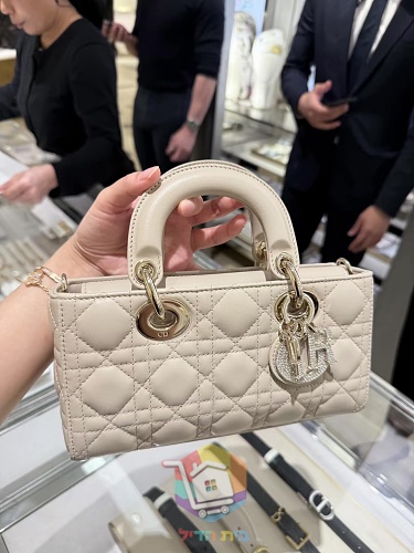 Gesteppte Dior Tasche mit Henkel und zwei Riemen 9