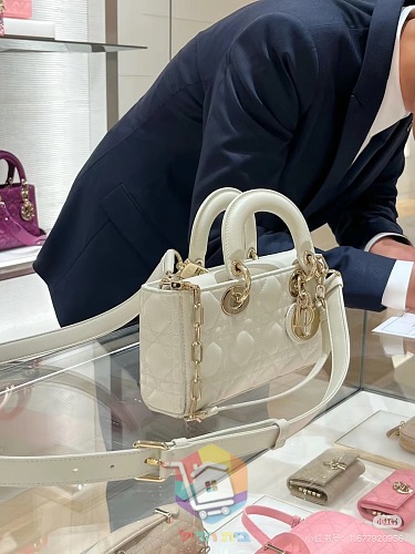 Gesteppte Dior Tasche mit Henkel und zwei Riemen 12
