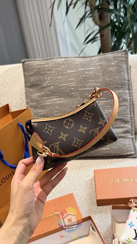Louis Vuitton Taschen mit Monogramm, zwei Modelle 3