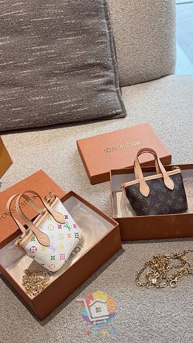 Louis Vuitton Taschen mit Monogramm, zwei Modelle 17