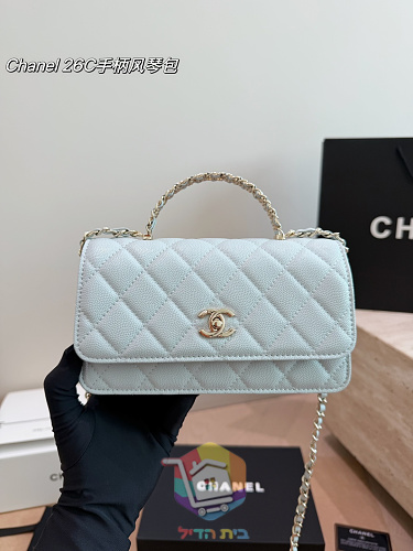 Gesteppte Chanel Tasche mit Kette und drei Fächern 2