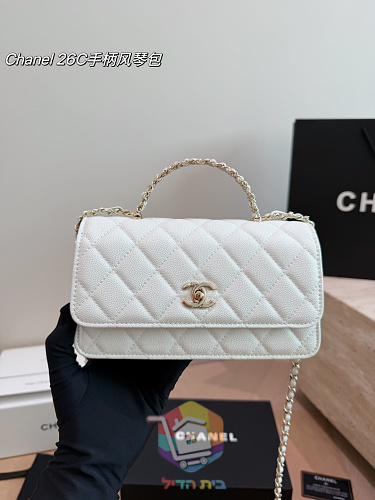 Gesteppte Chanel Tasche mit Kette und drei Fächern 4