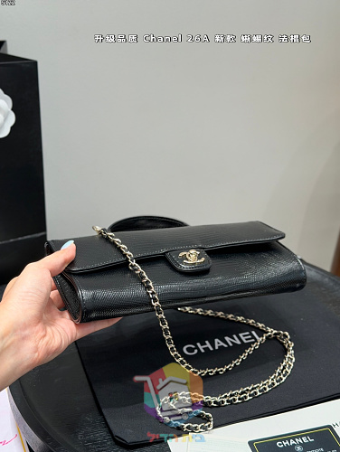 Längliche Chanel Tasche mit Henkel und CC-Verschluss 2