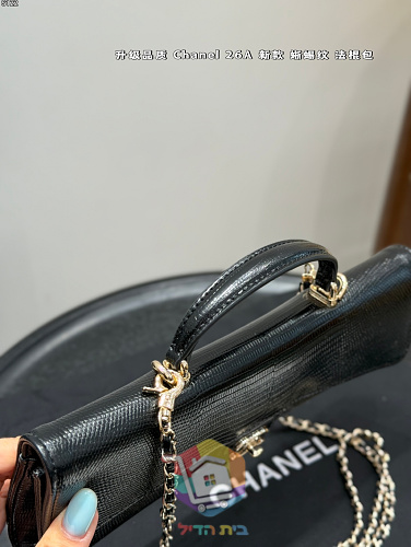 Längliche Chanel Tasche mit Henkel und CC-Verschluss 3