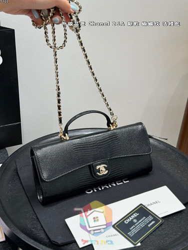 Längliche Chanel Tasche mit Henkel und CC-Verschluss 4