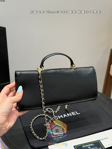 Längliche Chanel Tasche mit Henkel und CC-Verschluss 5