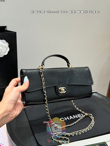 Längliche Chanel Tasche mit Henkel und CC-Verschluss 8
