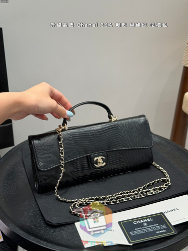 Längliche Chanel Tasche mit Henkel und CC-Verschluss 9