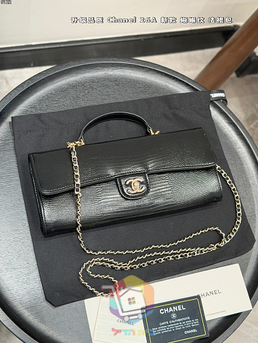 Längliche Chanel Tasche mit Henkel und CC-Verschluss 10