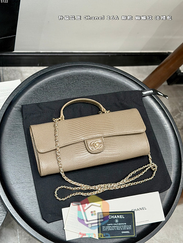Längliche Chanel Tasche mit Henkel und CC-Verschluss 12