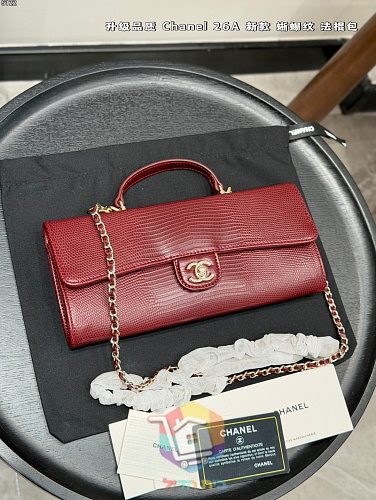 Längliche Chanel Tasche mit Henkel und CC-Verschluss 13