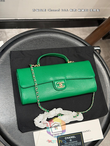 Längliche Chanel Tasche mit Henkel und CC-Verschluss 14