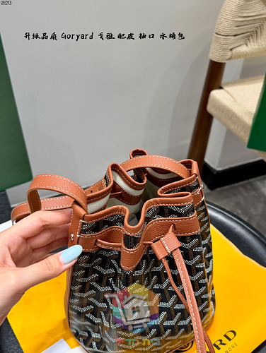 Goyard Beuteltasche mit Chevron-Print und Kordelzug 11