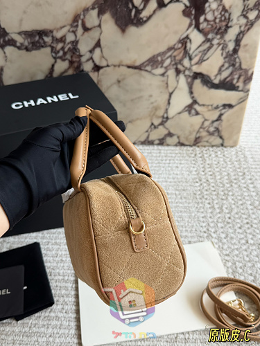 Chanel Tasche aus gestepptem Wildleder in Beige 8