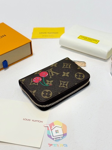 ארנק Louis Vuitton עם דובדבנים בשני גוונים 3