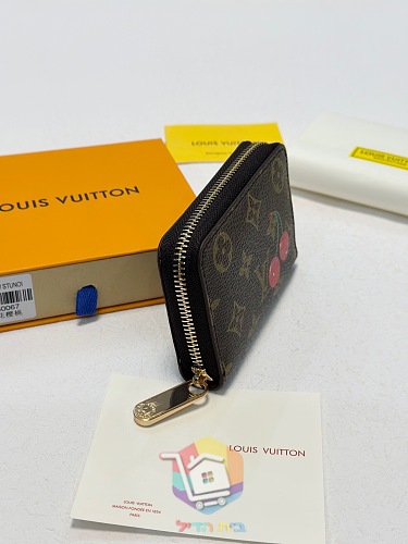 ארנק Louis Vuitton עם דובדבנים בשני גוונים 4