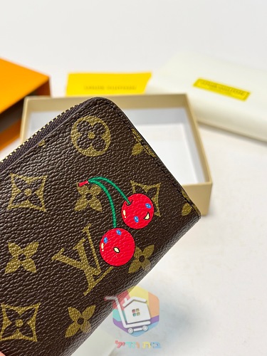 ארנק Louis Vuitton עם דובדבנים בשני גוונים 5