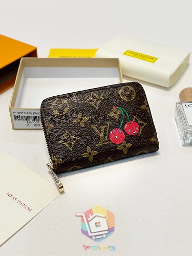 ארנק Louis Vuitton עם דובדבנים בשני גוונים 6
