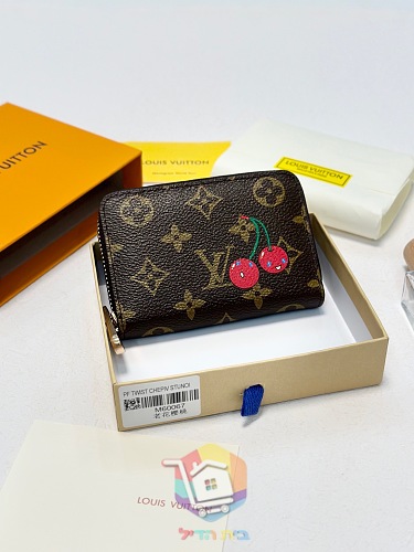 ארנק Louis Vuitton עם דובדבנים בשני גוונים 9
