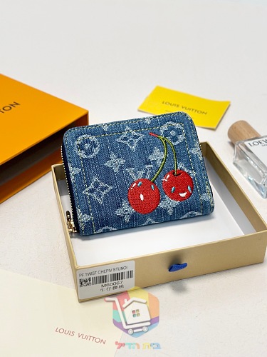 ארנק Louis Vuitton עם דובדבנים בשני גוונים 18