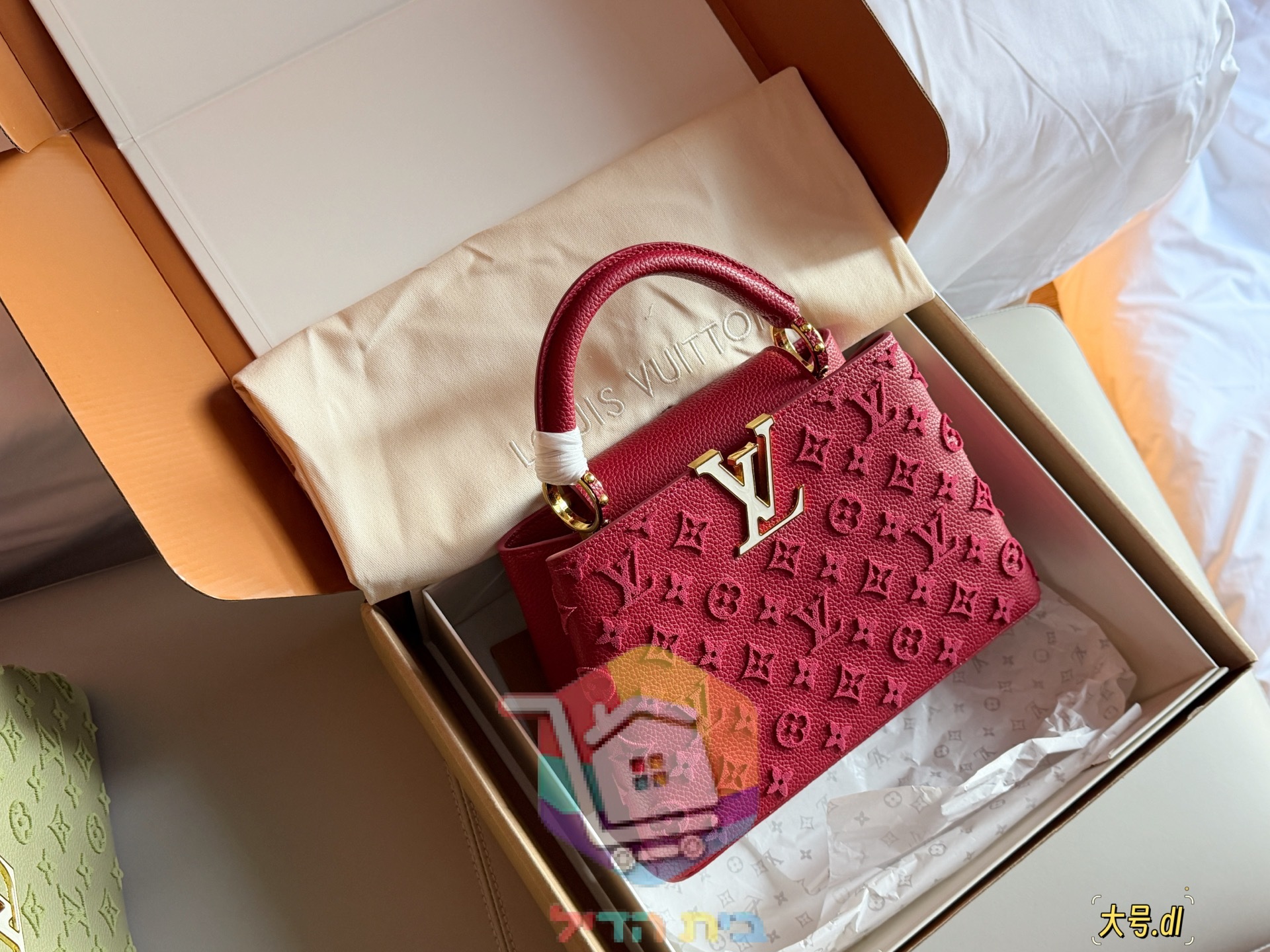 תיק Louis Vuitton Capucines מעור מוטבע בחמישה גוונים
