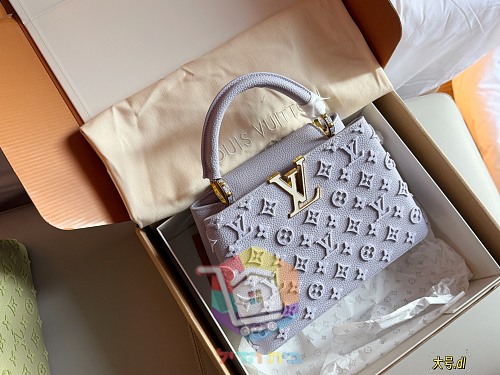 תיק Louis Vuitton Capucines מעור מוטבע בחמישה גוונים 2