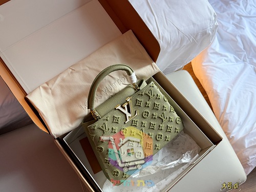 תיק Louis Vuitton Capucines מעור מוטבע בחמישה גוונים 4