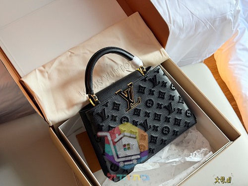 תיק Louis Vuitton Capucines מעור מוטבע בחמישה גוונים 5