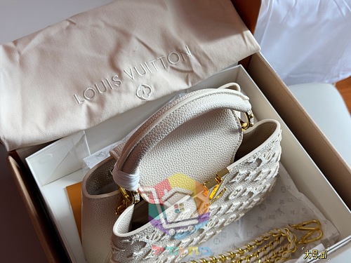 תיק Louis Vuitton Capucines מעור מוטבע בחמישה גוונים 9