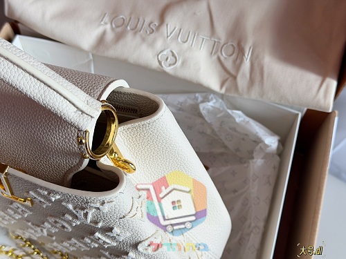 תיק Louis Vuitton Capucines מעור מוטבע בחמישה גוונים 10