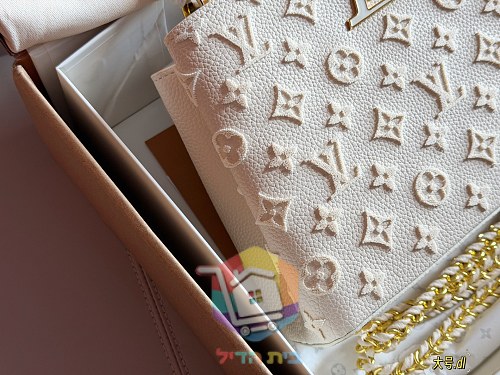 תיק Louis Vuitton Capucines מעור מוטבע בחמישה גוונים 12
