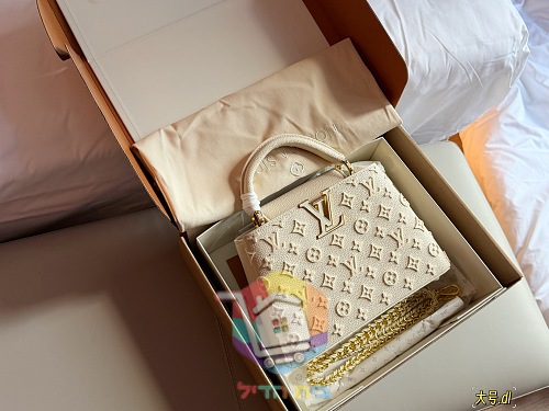 תיק Louis Vuitton Capucines מעור מוטבע בחמישה גוונים 14